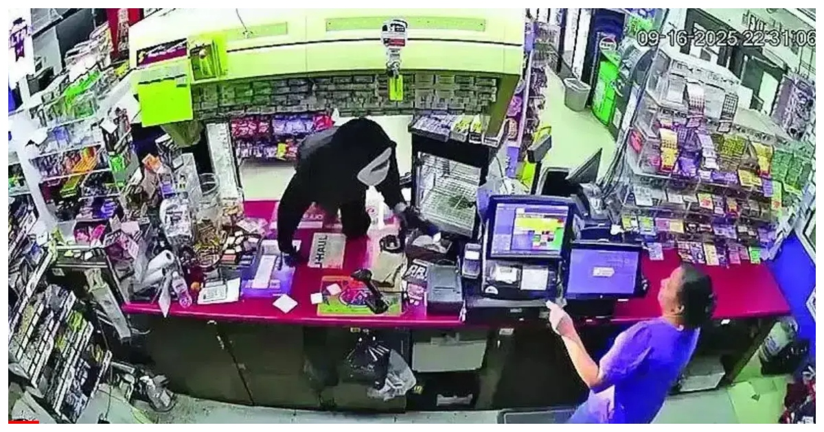 ক্যাশ কাউন্টারে কিরণের ওপর হামলা করছে মুখোশ পরিহিত এক ব্যক্তি। ছবি: টাইমস অফ ইন্ডিয়া